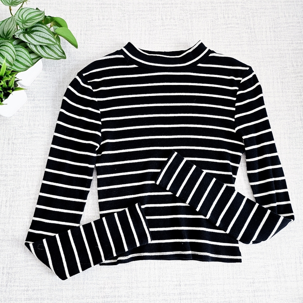 🆑️3/$15 H&M Divided Basic Black and White Striped Long Sleeve Cropped Top SZ XS